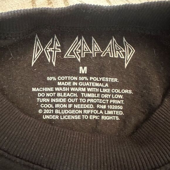 Def Leppard Triangle Leopard Graphic Pullover Cropped Sweatshirt Black Medium - Picture 4 of 4